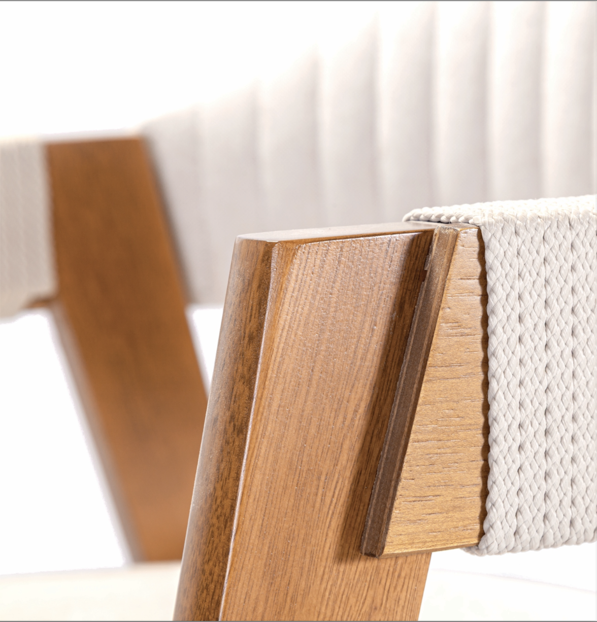 Cadeira Luiza Madeira Maciça Encosto laminado Courino Marrom 2 Captura de Tela 2025 11 14 as 11.40.01